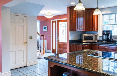 Saunderstown Casa | Playa privada y muelle - Relájese en la bahía de Narragansett!
