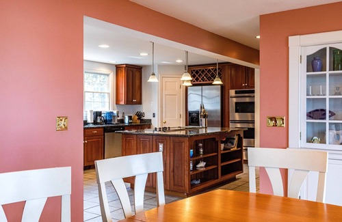 Saunderstown Casa | Playa privada y muelle - Relájese en la bahía de Narragansett!