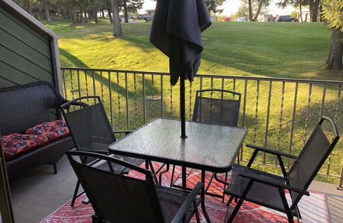 East Kootenay Casa | Hermosa ubicación - playa privada y acceso al lago!