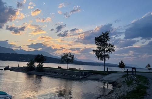 East Kootenay Casa | Private beach and lake access at Windermere Lake!