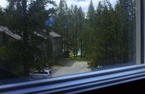 East Kootenay Casa | Private beach and lake access at Windermere Lake!