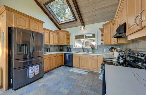 Olympia Casa | Private Beach at Waterfront Harstine Island Escape
