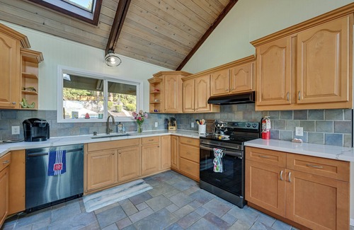Olympia Casa | Private Beach at Waterfront Harstine Island Escape