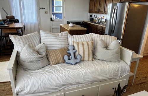 Point Lookout Cabaña | Private Beach Front Getaway at The Sunshine Beach Cottage.