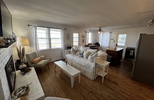 Point Lookout Cabaña | Private Beach Front Getaway at The Sunshine Beach Cottage.