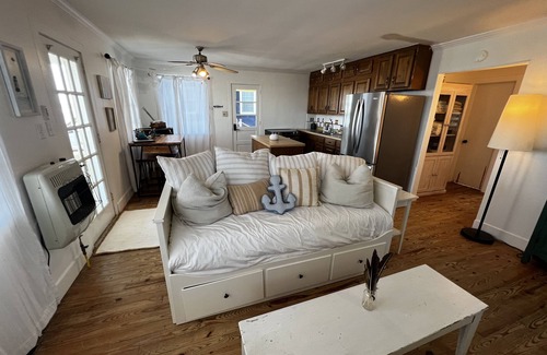 Point Lookout Cabaña | Private Beach Front Getaway at The Sunshine Beach Cottage.