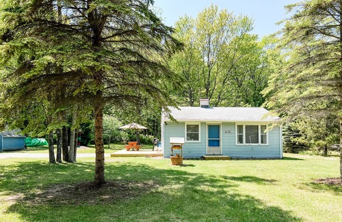 Caseville Cabaña | Private beach & lake access-Cozy Cottage