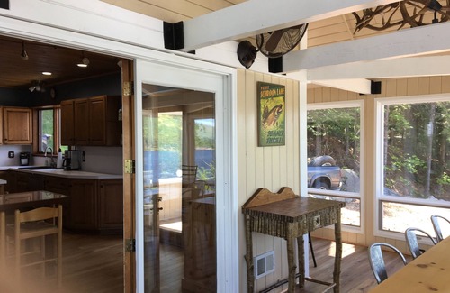 Adirondack Casa | Hermoso follaje de otoño frente al lago con vistas a la montaña