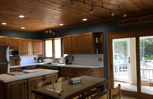 Adirondack Casa | Hermoso follaje de otoño frente al lago con vistas a la montaña