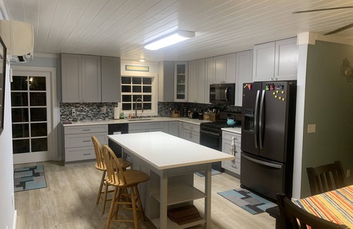 Green Turtle Estates Casa | Pasos de la playa privada, para 10 personas, Bañera de hidromasaje en la baraja, céntrico