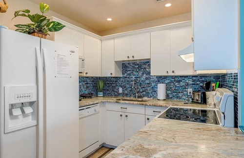 Key Colony Beach Condominio | Private Beach Retreat! Luxurious Bedding, Relaxing Pool, Best Sunsets, Fast WiFi