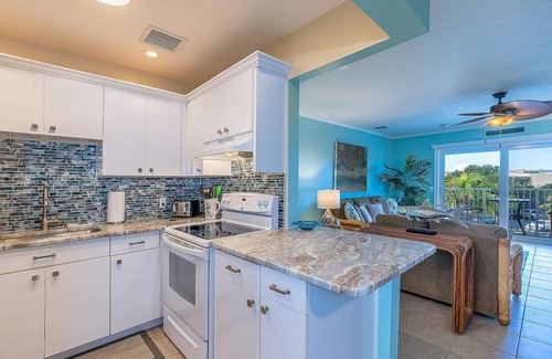 Key Colony Beach Condominio | Private Beach Retreat! Luxurious Bedding, Relaxing Pool, Best Sunsets, Fast WiFi