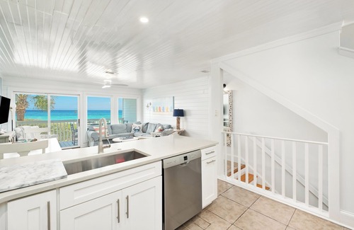 Santa Rosa Beach Casa | ADORABLE NUEVA LISTA DELANTERA DEL GOLFO, 4HAB, capacidad para 10 personas con comunicación climatizada. piscina y jacuzzi.