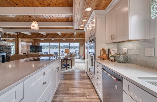 Allyn Casa | Private Beachfront Home w/ Hot Tub - Walk to Restaurants, Coffee and More!
