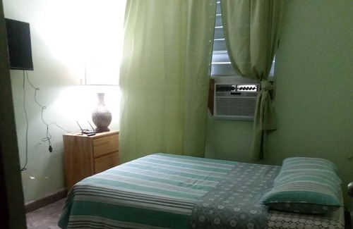 Hato Rey Central Apartamento | Habitación privada # 1 en Floral Park, San Juan, Puerto Rico con A / C, Wi-fi