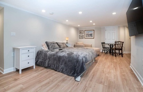 North Side Casa | Private Bedroom #3 and Bath 26 Min to NYC!