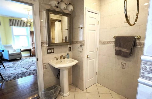 North Side Casa | Private Bedroom #4 and Bath 26 Min to NYC!