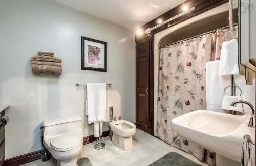 Dartmouth Casa | Private Bedroom and Bathroom in Dartmouth