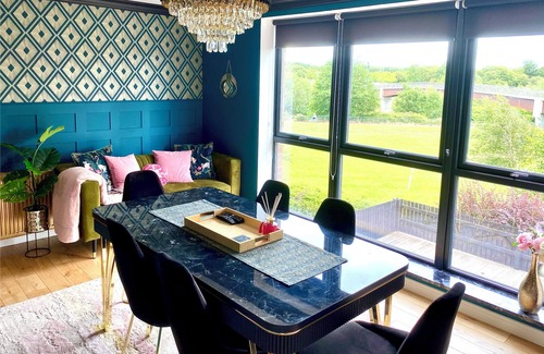 Glasgow Casa | Private Bedroom & Bathroom with Amazing View in Quirky Townhouse