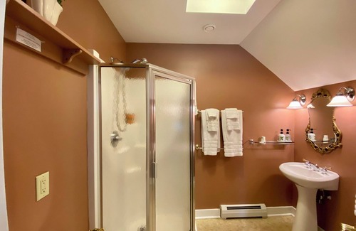 Guilford Cama Y Desayuno | Private bedroom in the Green River Bridge Inn. A full breakfast is included.