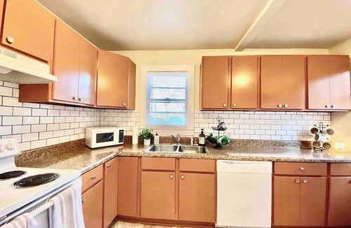 Griffin Heights Casa | Private Bedroom in Charming House blocks from FSU