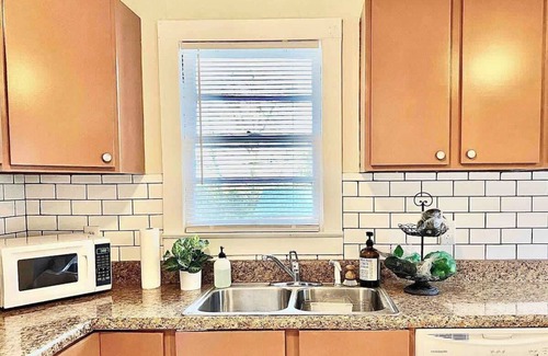 Griffin Heights Casa | Private Bedroom in Charming House blocks from FSU