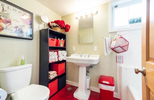 Beaumont - Wilshire Casa | Private Bedroom Studio with Kitchenette