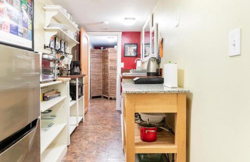 Beaumont - Wilshire Casa | Private Bedroom Studio with Kitchenette