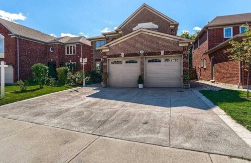 East Credit Apartamento | Private bedroom unit near the airport