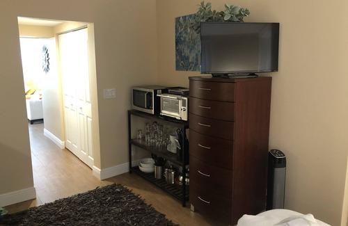 Poinsettia Heights Apartamento | Private bedroom + den suite - shared pool/garden in the heart of Fort Lauderdale