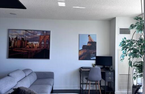 CityPlace Apartamento | Private Bedroom with a Beautiful View in a Shared Condo