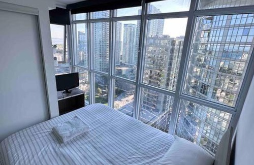 CityPlace Apartamento | Private Bedroom with a Beautiful View in a Shared Condo