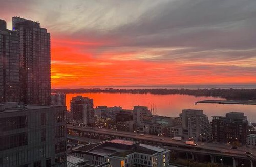 CityPlace Apartamento | Private Bedroom with a Beautiful View in a Shared Condo