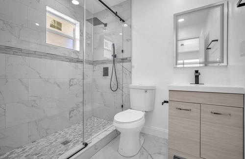Highland Garden Cama Y Desayuno | Private bedroom with private bathroom close to all beaches interstate niightlife