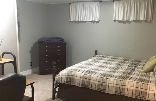 Billings Casa | Dormitorio privado con el rey de California muy cómodo