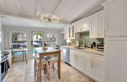 Sunshine Park Casa | Private Boutique Bungalow Resort/KING Beds/Heated Salt Water Pool/Tiki/BBQ