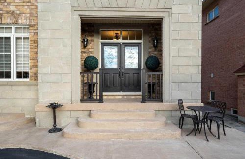Brampton Casa | Private Bright Coach House - Near Pearson Airport & Downtown Toronto