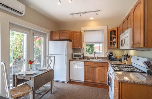 Roseburg Casa | Private bungalow with AC in charming Roseburg