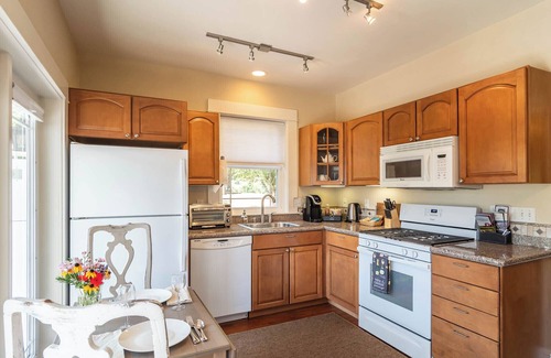 Roseburg Casa | Private bungalow with AC in charming Roseburg