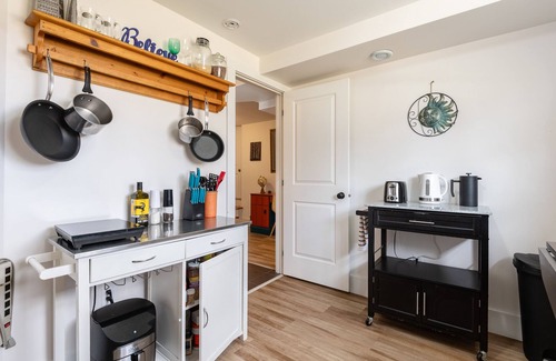 Newport Landing Apartamento | Private & cozy basement apartment surrounded by nature