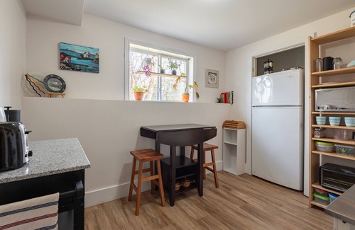 Newport Landing Apartamento | Private & cozy basement apartment surrounded by nature