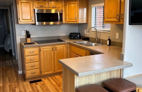 Smith River Cabina | Private Cabin 21 with Jacuzzi and Spacious Deck with View and Outdoor Seating (Private Beach Owned by White Rock Resort)