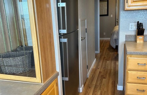 Smith River Cabina | Private Cabin 21 with Jacuzzi and Spacious Deck with View and Outdoor Seating (Private Beach Owned by White Rock Resort)