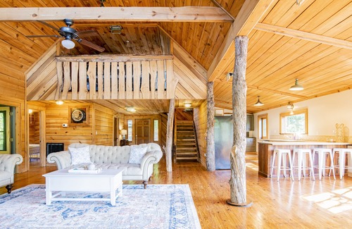 Fairhope Cabina | Private cabin built over a lake with a large breezy screened-in porch.
