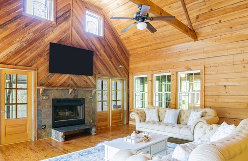 Fairhope Cabina | Private cabin built over a lake with a large breezy screened-in porch.