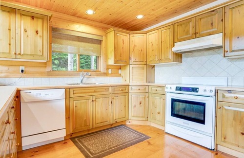Central Okanagan Casa | Private cabin in the woods with hot tub