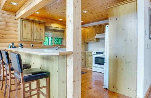 Central Okanagan Casa | Private cabin in the woods with hot tub