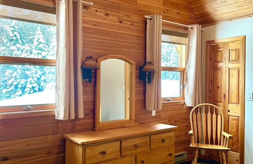 Central Okanagan Casa | Private cabin in the woods with hot tub