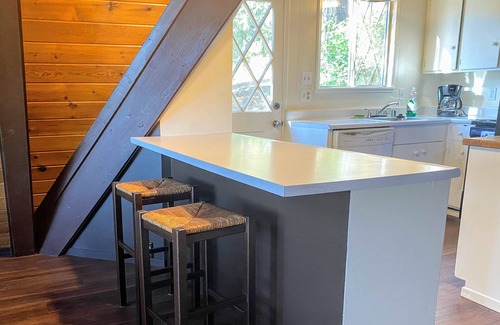Mi-Wuk Village Cabina | Private cabin in a small mountain town surrounded by pine trees. Snow getaway
