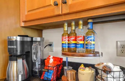Owl Town Retreat Cabina | Private Cabin, Mtn view, hot tub, game room, fire pit